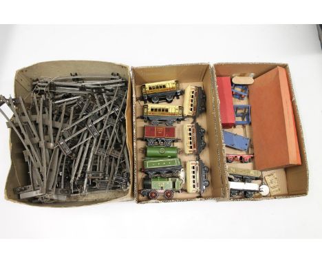 Hornby O gauge model railways including clockwork 0-4-0 tank locomotive 460 LNER green, Pullman coaches Viking, Aurelia, Marj