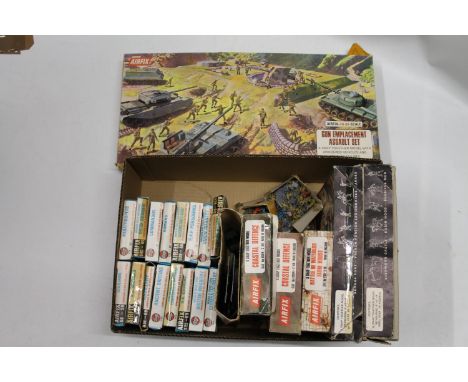 Airfix HO scale OO gauge model kits including: 1685 Sherwood playset; 1684 Sahara playset; 1721 Gun Emplacement Assault set; 