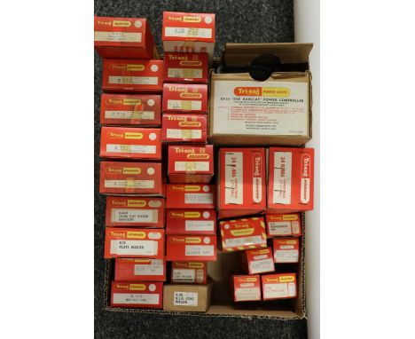 Triang Hornby OO gauge model railways including: R422 1st/2nd composite coach 15865 maroon; R228 Pullman 1st Class coach Anne