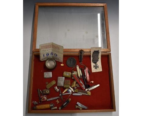 Table top display cabinet containing collectables including folding knives, enamel badges including Daily Mail Teddy Tail Lea