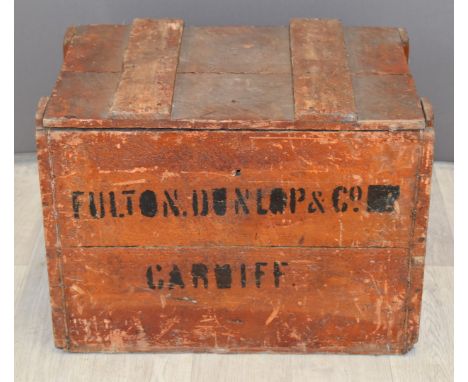 Vintage wooden drinks crate for Fulton Dunlop and Co, Cardiff, with hinged lid, W47 x D33 x H34cm