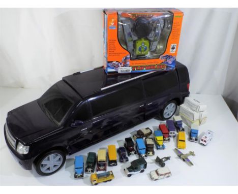 Diecast and others - a good mixed lot to include 26 predominantly unboxed diecast vehicles by Corgi and others the lot also i