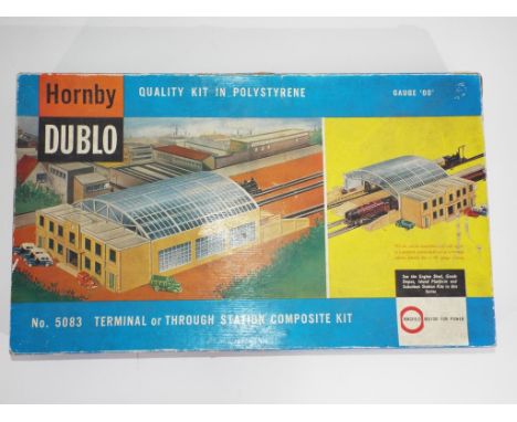 Model Railways - a Hornby Dublo #5083 Terminal Ark Through Station Composite Kit, item appears to be in excellent condition i