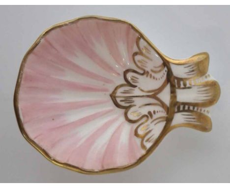 Unusual English porcelain tea caddy spoon circa 1800, with shell moulded bowl decorated in pink and gilt, pattern number 599 