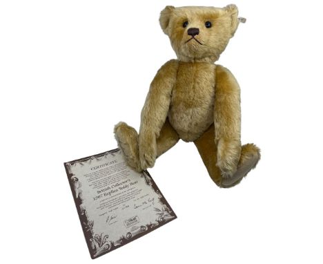 A vintage Steiff 1907 replica bear from 1992 reference: 0174/71 number 1551 from a series of 3000. Golden mohair with felted 