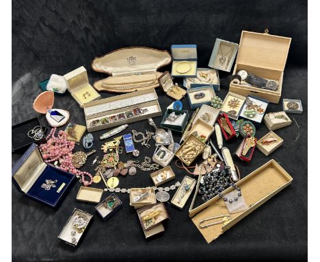 A collection of vintage costume jewellery to include boxed Lotus pearls, 1930s and 1940s brooches, a boxed Beaverbrooks silve