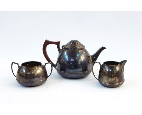 Three-piece silver tea service, Birmingham 1939/40, maker's mark 'BBSL', 20 troy oz approx 