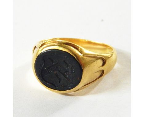 Late 19th/early 20th century gold signet ring bearing bloodstone coat of arms, with shaped surround and shoulders, 5.5g appro