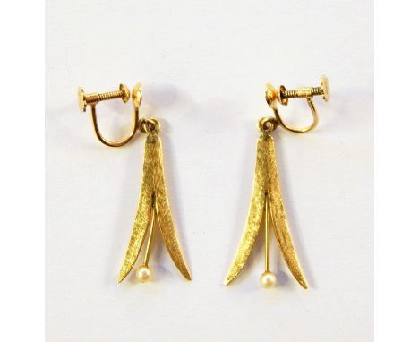 Pair 14K gold and pearl pendant drop screw-pattern earrings, foliate design, each set with single pearl 