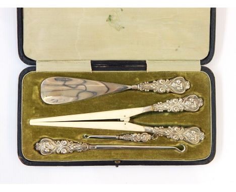 Edwardian lady's silver mounted dressing table set to include shoe horn, glove stretcher and two button hooks, Birmingham 190