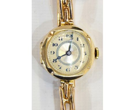 Lady's 9ct gold wristwatch with circular engine-turned dial, button winding and the expanding strap 