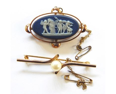 9ct gold and Wedgwood jasper brooch, oval, set blue and white jasper tablet with classical design, gold border and 9ct gold p
