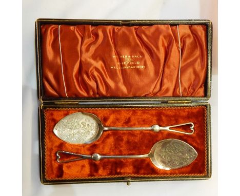 Boxed set of jam spoons with chased bowls, Walker & Hall, in original fitted box, a large button hook, a pair of salad server