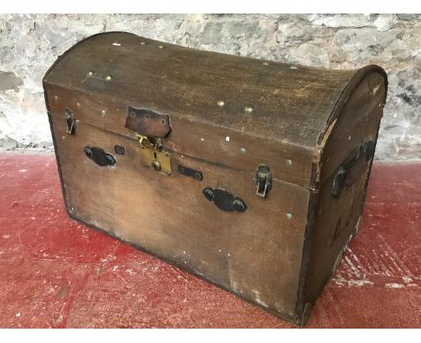 Vintage costume trunk with fitted drawer to interior. Measures 58x80x52cm 