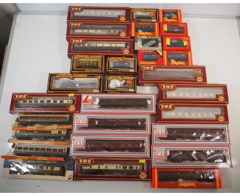 A large tray of OO gauge boxed coaches and wagons by HORNBY, MAINLINE, AIRFIX etc - G/VG in generally G boxes (30)