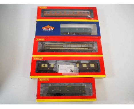 A group of OO gauge passenger coaches by HORNBY and BACHMANN to include a Devon Belle Observation Car - VG/E in VG boxes (5)