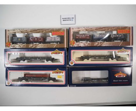 A group of BACHMANN OO gauge wagons comprising 2 x triple wagon packs and various bogie, flat and well wagons - VG in G/VG bo