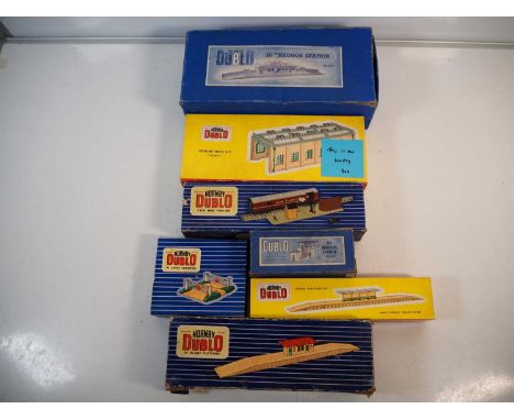 A group of HORNBY DUBLO OO gauge boxed accessories to include a later issue plastic 5030 Island Platform kit (appears complet
