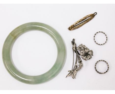 A mixed lot comprising a jade bangle, a 9ct gold brooch, a silver brooch and two silver rings