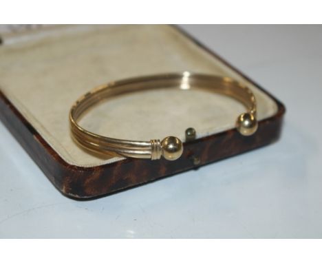 A 9ct gold torque bangle, approx. 9gms 