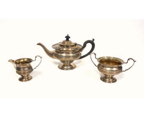 George V silver 3 piece bachelor's tea set, comprising teapot, jug and twin handled sugar bowl, the teapot with an ebonised l