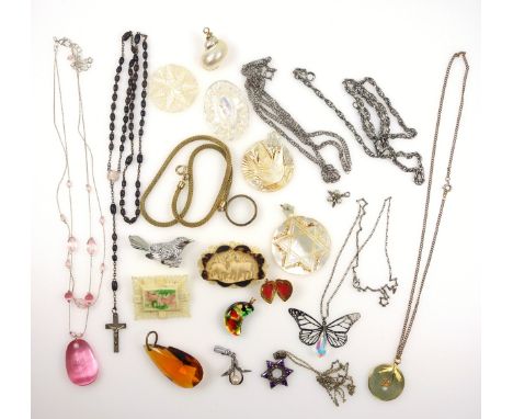 Gilt metal snakeskin necklace, 4 carved mother-of-pearl pendants, jade pendant necklace and other items. (a lot)