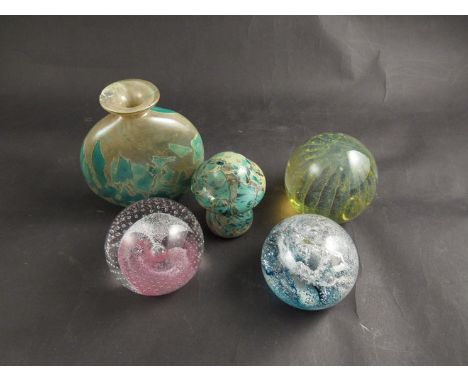 Paperweights including Caithness and Mdina glass (5) 