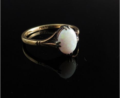 An 18ct gold opal set ring in split shoulders, 2.5g