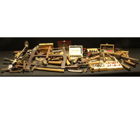 Tools - carpentry and woodworking hand tools and accessories, comprising various cased sets including a twelve piece router b