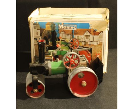 A Mamod SR1A live steam, steam roller, boxed with steering rod, detachable scuttle, burner box and white plastic funnel 