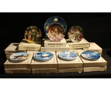 A quantity of collectors plates including Royal Worcester The Dambusters, mostly boxed (quantity) 