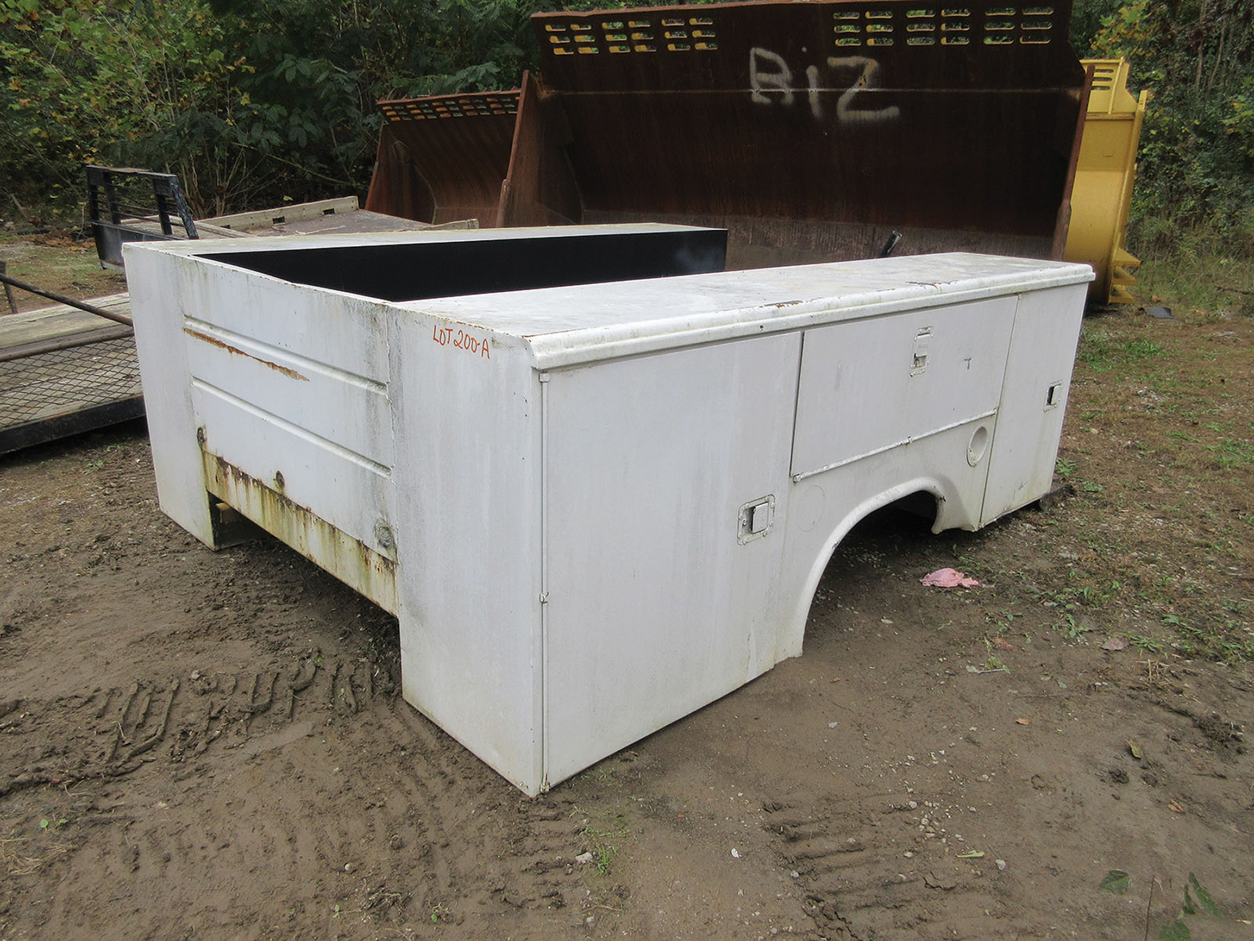 { Group of lots: 200A, 200B, 200C } } } } } READING TRUCK UTILITY BOX