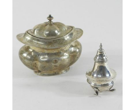 An Edwardian silver tea caddy, Chester 1906, 11cm, together with a silver pepper, Chester 1914, 8cm high (2)