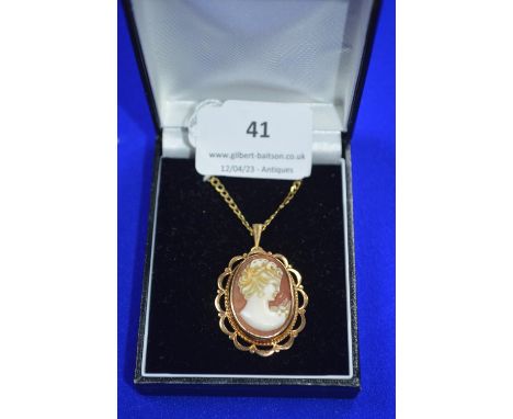 9k Gold Cameo &amp; Chain ~10.43g gross 