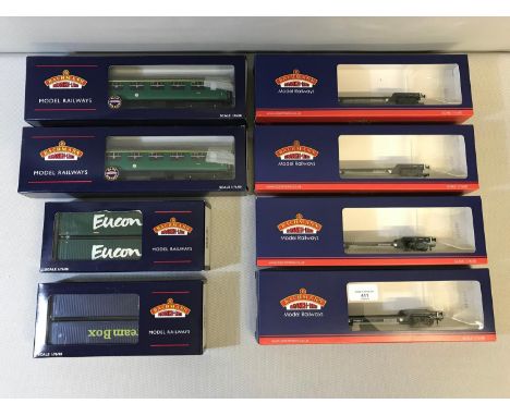 A lot of 6 Bachmann Branchline OO guage models; 4x Bogie Well Wagon GWR Dark Grey, 2x BR MK2 FK Corridor First BR(S) Green, 2