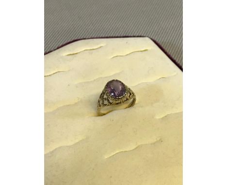 9ct gold ladies ring set with amethyst stone. Weighs 2.45 grams 