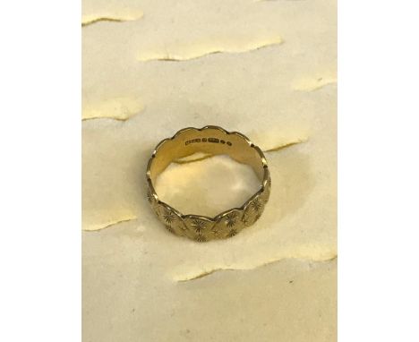 9ct gold ladies band ring. Weighs 3.60 grams 