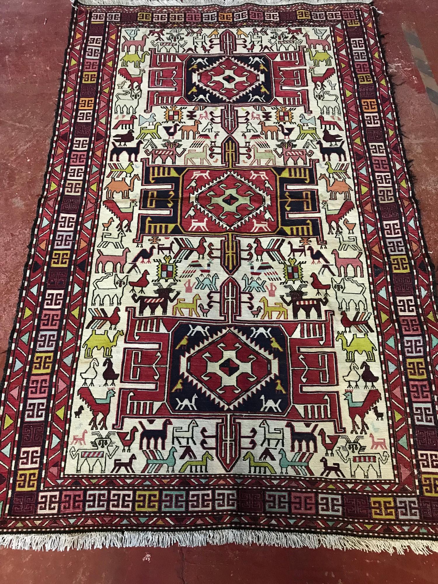 Saudi Arabia (Olaya) hand knotted rug. Measures 200x126cm.