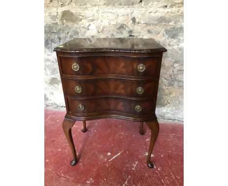 Reproduction bow front 3 drawer bedside cabinet on four pedestal queen anne legs. Measures 78x53x39cm 