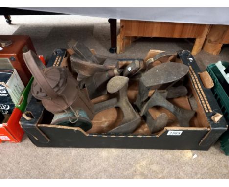 A GNR 16356 railway signal lamp (glass cracked), oil can, shoe lasts &amp; wood plane COLLECT ONLY&nbsp;Clear glass lens crac