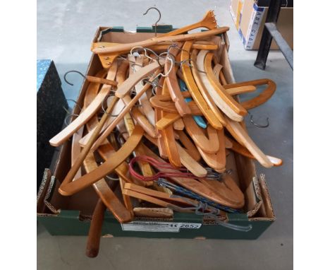 A good lot of vintage hangers COLLECT ONLY