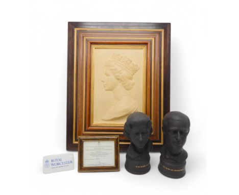 ARNOLD MACHIN FOR ROYAL WORCESTER - PORTRAIT OF HER MAJESTY QUEEN ELIZABETH II a framed limited edition porcelain plaque, to 