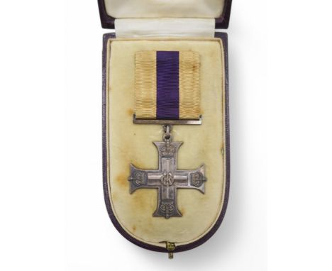A WW1-PERIOD MILITARY CROSSUnnamed, as issued, housed in its original velvet-lined Morocco fitted case