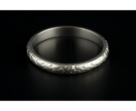 A WHITE PRECIOUS METAL WEDDING BAND, with floral engraved decoration, stamped 'platinum', ring size I½ 