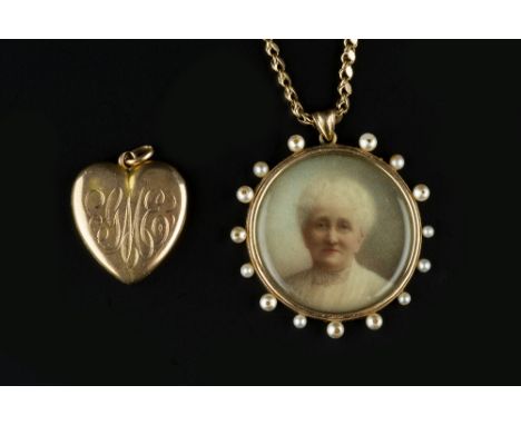 AN EARLY 20TH CENTURY PORTRAIT MINIATURE AND PEARL PENDANT, the circular portrait panel depicting the profile of an Edwardian