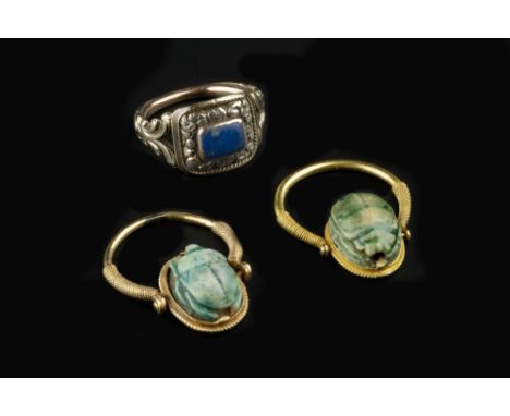 A COLLECTION OF 19TH CENTURY AND LATER DRESS RINGS, comprising two scarab rings, each with ropetwist wirework decorated hinge