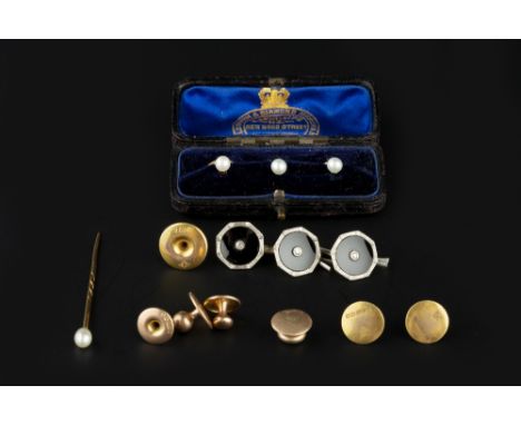 A COLLECTION OF GENTLEMAN'S DRESS JEWELLERY, comprising a set of three diamond and onyx buttons, stamped '18ct platinum', a s