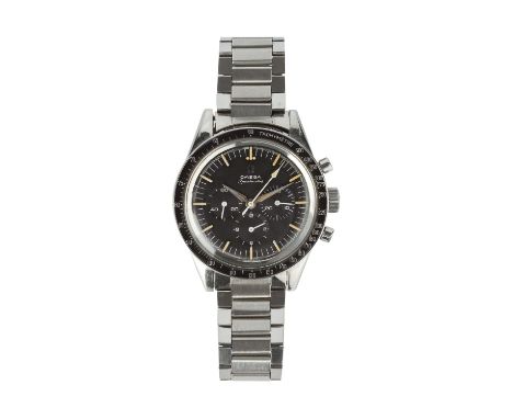 A GENTLEMAN'S STAINLESS STEEL MANUAL WIND 'SPEEDMASTER' CHRONOGRAPH WRISTWATCH BY OMEGA, the circular black dial with luminou