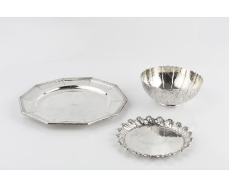 AN EARLY VICTORIAN SILVER SUGAR BASIN, with shaped border, the panelled sides chased with flowers and scrolls by John Wilmin 