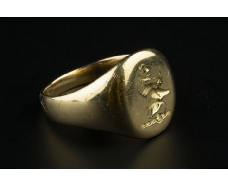 AN 18CT GOLD SIGNET RING, the oval panel with incised crest, hallmarked for London 1940, ring size Q½